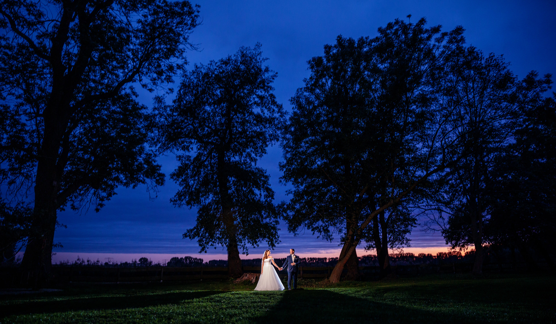 Hochzeitsfotograf auf Schloss Diedersdorf in Teltow-Flaeming mit Brautpaar zur Blauen Stunde