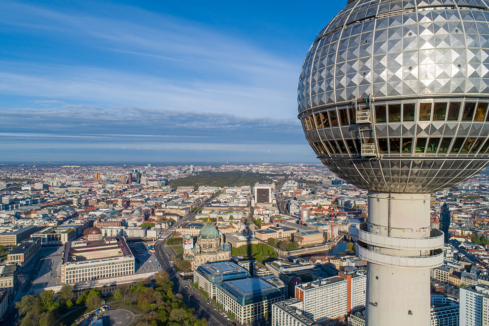 Drohne im Regierungsviertel Berlin-Mitte am Fernsehturm über dem Alexanderplatz in 203m Höhe mit einer Sondergenehmigung des BAF