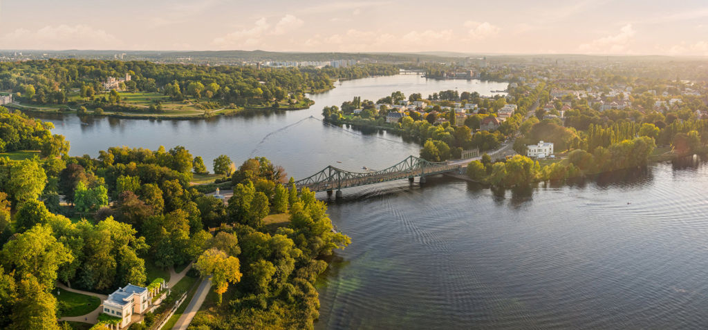 Panorama Aufnahme über Potsdam mit Glienicker Brücke, Havel und Schloss Babelsberg