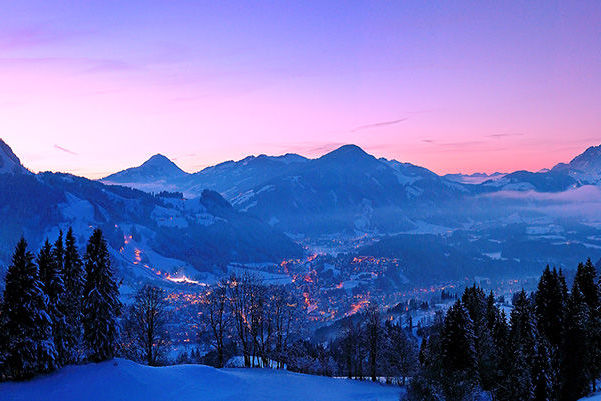 Panorama von Kitzbühel nach Sonnenuntergang.