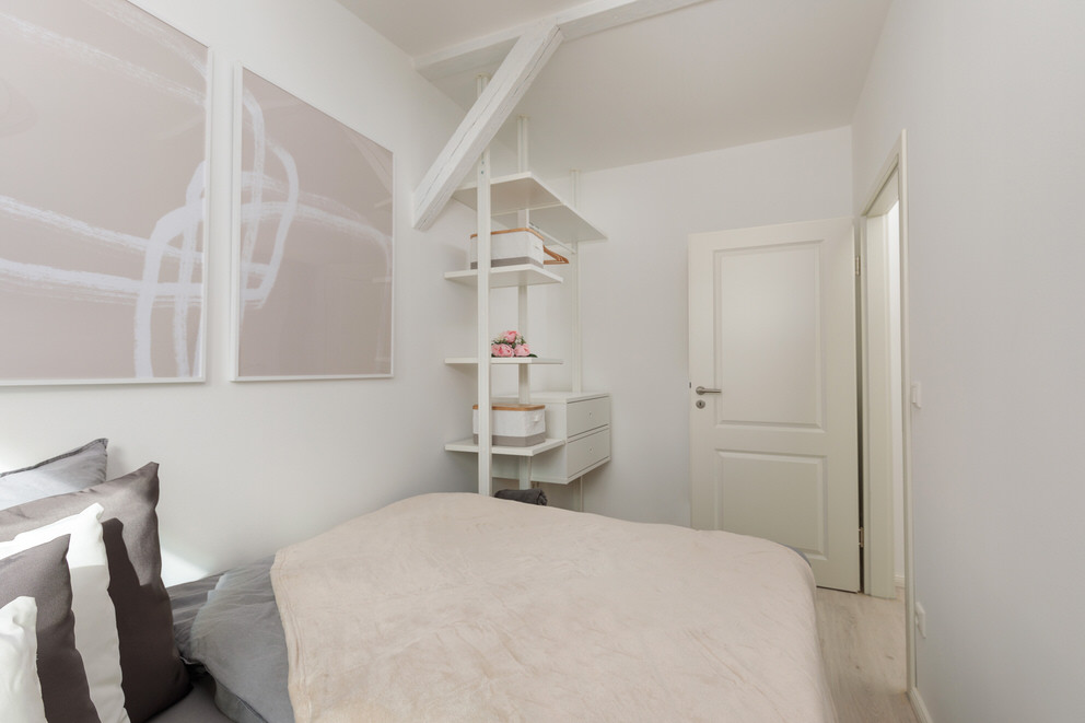 Ruhiges Schlafzimmer mit moderner Einrichtung in Ferienappartement