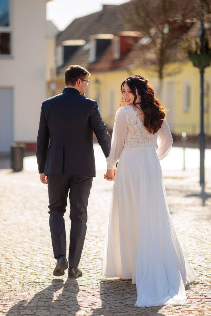 Brautpaar auf dem Marktplatz in Teltow nach Trauung