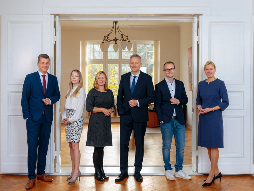 Gruppenfoto vom Team einer Anwaltskanzlei aus Potsdam