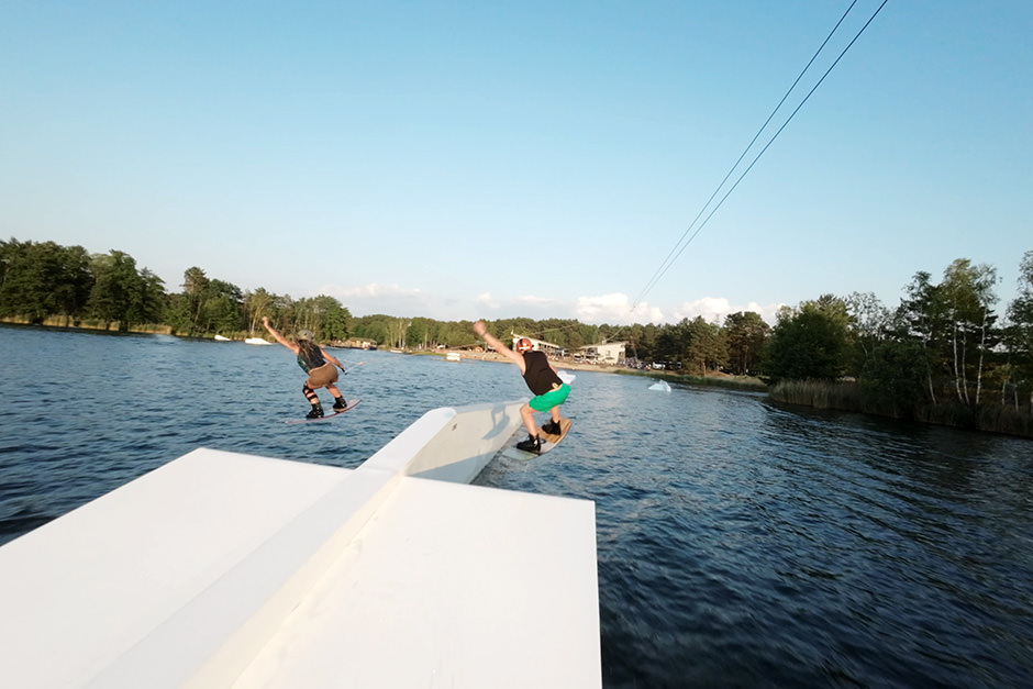 Luftaufnahmen machen lassen im Wasserski Park: Waveboard Tricks mit FPV Drohne