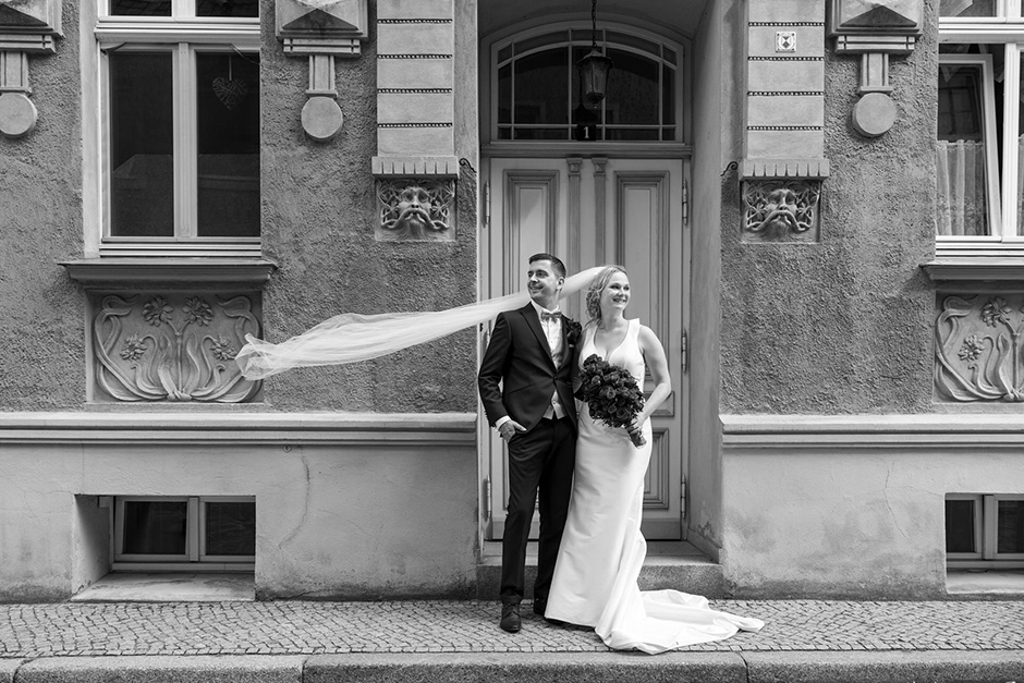 Brautpaar auf Hochzeitsfoto in der Innenstadt von Luckau