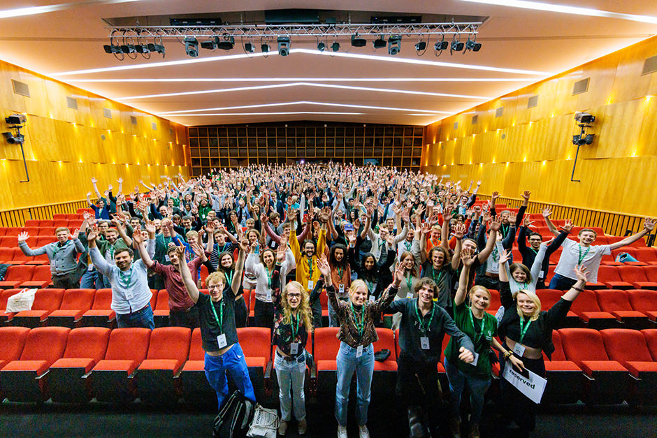 Gruppenfoto bei Konferenz mit 500 Gästen in Berlin