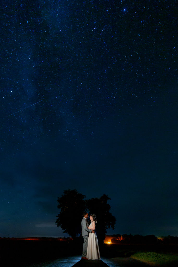 Hochzeitsfotograf Uckermark: Brautpaar unter Sternenhimmel im September