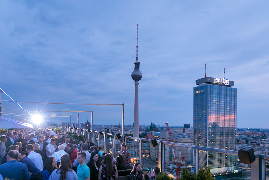 Veranstaltungsfoto zur blauen Stunde am Alexanderplatz Berlin
